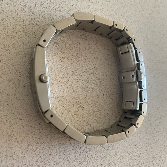 AUTHENTIC GUCCI Swiss made brushed stainless steel women’s watch - Picture 2 of 7